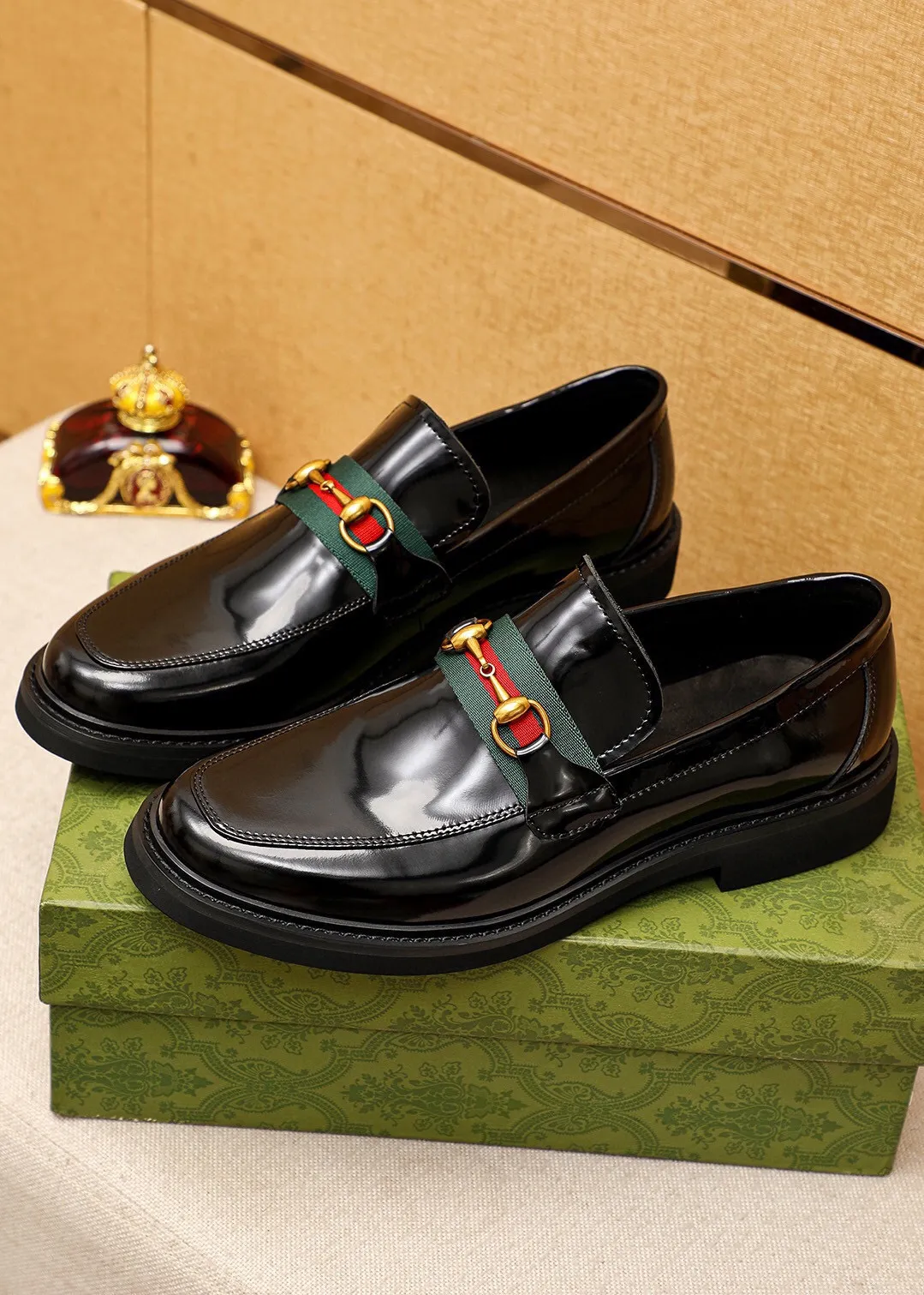 Men's shoes 💰560 💐 Product trademark: GUCCI "Gucci" casual leather shoes Regular size: 38-44 (45🉑️customized) Product materials: Selected imported first-layer open-edge beaded calfskin upper + classic hardware buckle, imported water-dyed cowhide leather lining. Strong three-dimensional visual effect, rubber outsole Color: 2⃣️colors available